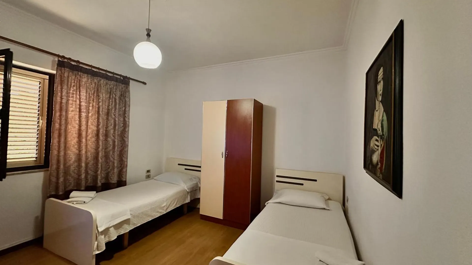 Grand House Rooms Tirana 0*,